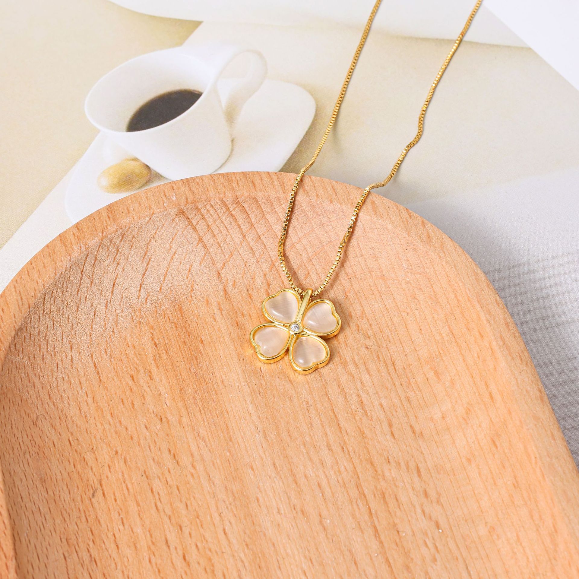 Collier ras du cou élégant pour femme, orné d'un pendentif trèfle à quatre feuilles en pierre œil-de-chat plaquée or. Bijou court de niche._voghion.com