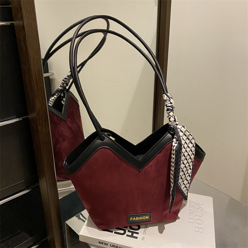 Bolso de hombro de alta capacidad de moda de color contrastante bolso de invierno de 2024 nuevo bolso de mano simple tendencia axilar