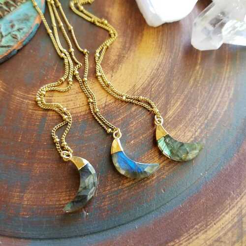 European and American natural stone moon crystal pendant, jade gold-plated crescent moon pendant, horn sectioned wolf tooth necklace