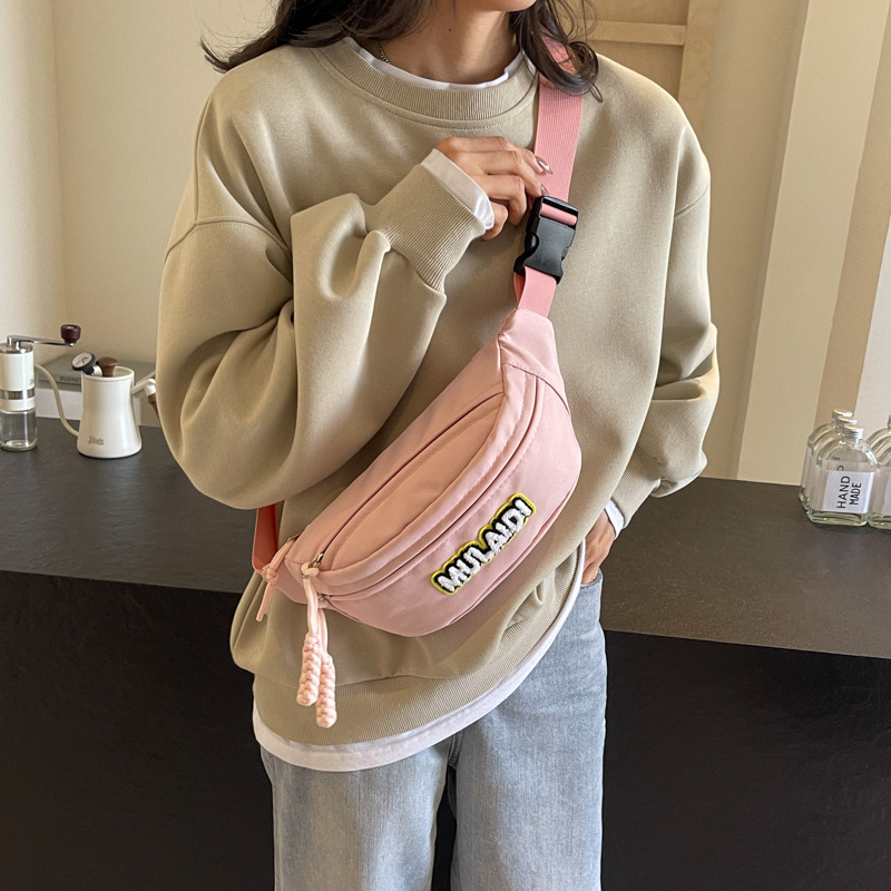 Bolso de verano para mujeres 2024 nueva moda versátil bolso de pecho casual nicho deportivo fresco bolso de hombro único