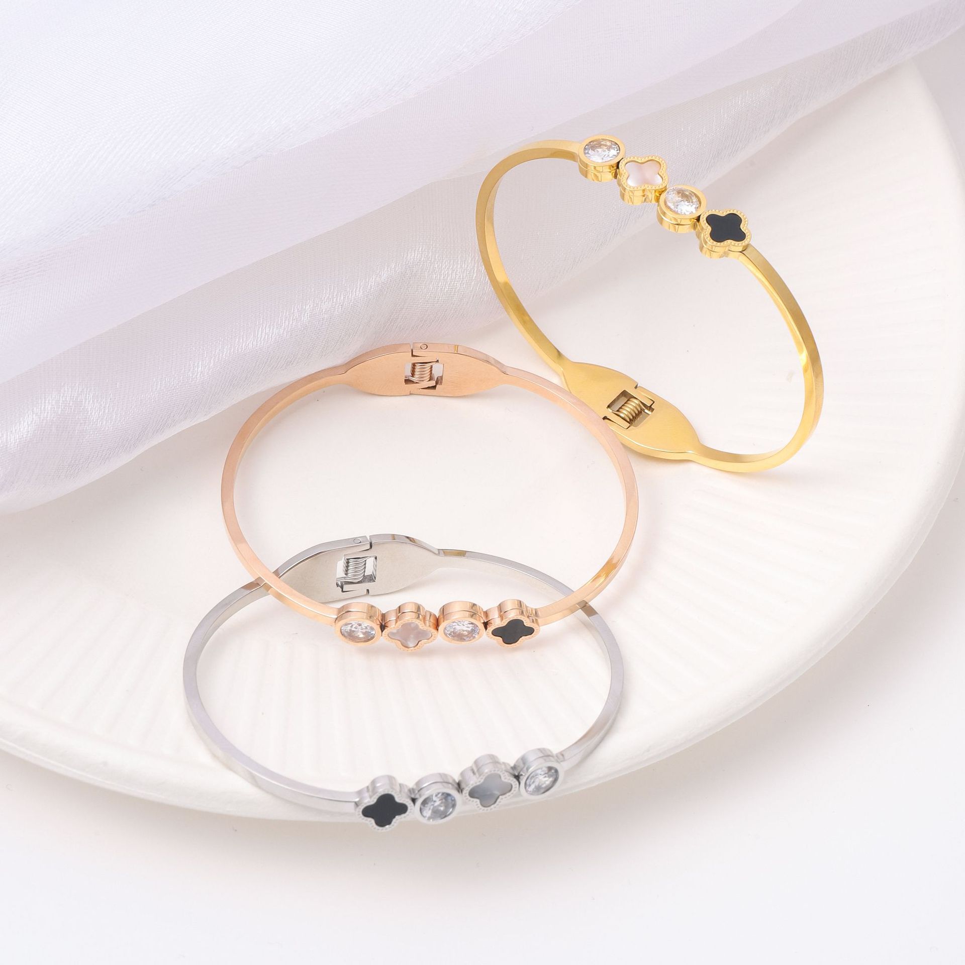 Nueva venta caliente de acero de titanio de cuatro hojas de diamantes brazalete de abertura de pulseras de moda de mujer fábrica directa