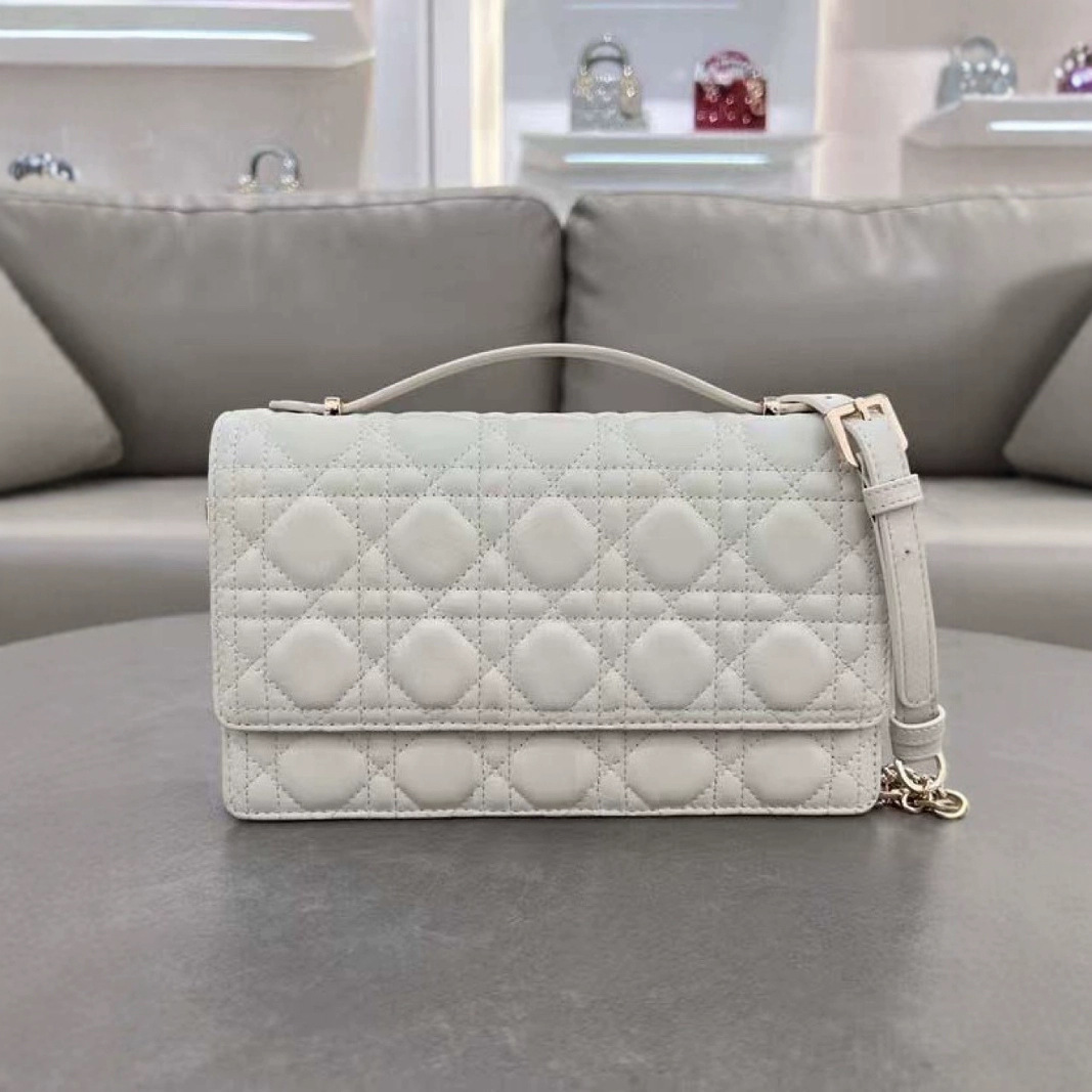 White removable handheld elegant phone bag with diamond pattern