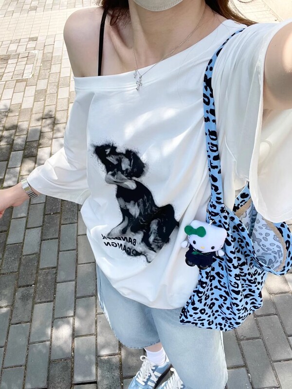 ワンラインカラーショルダー半袖Tシャツレディース2025年夏新作人気ルーズレイジースタイル甘くてクールなオフショルダートップイン|undefined