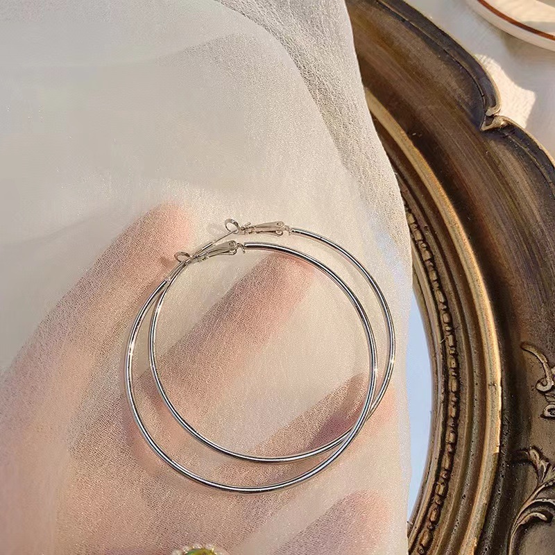 Pendientes de aro lisos para mujer, lujo ligero, pendientes de alta gama, pendientes populares, aretes de diseño exclusivo, aretes de otoño e invierno al por mayor