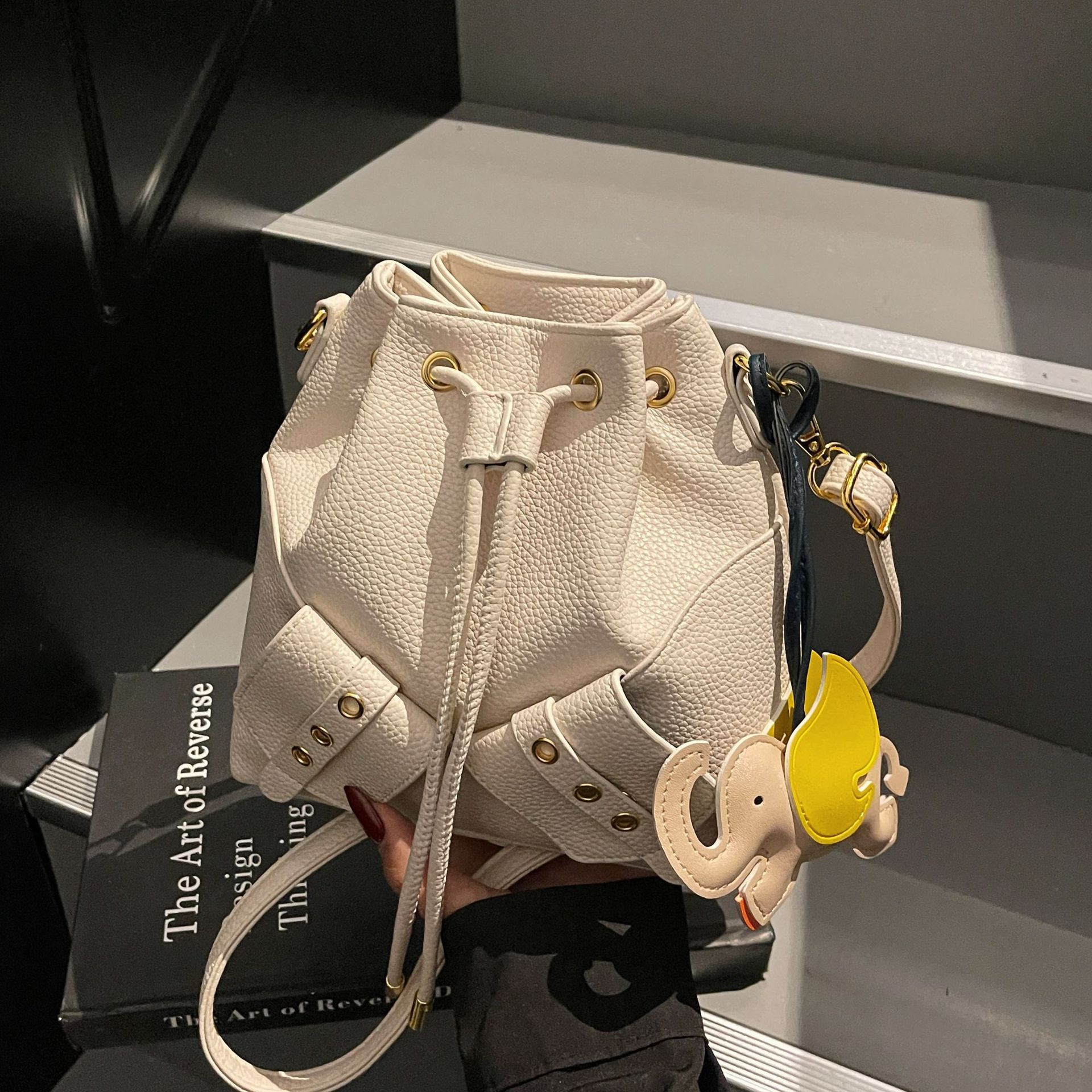 Moda de primavera y verano de alta gama bolso pequeño femenino 2025 nuevo estilo estilo coreano de moda bolso de cubo de aire extranjero bolso de mensajero de hombro de todo fósforo