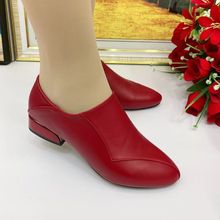 中年妈妈鞋女士皮鞋鞋尖头妈妈低跟软底红色皮鞋时尚工作鞋