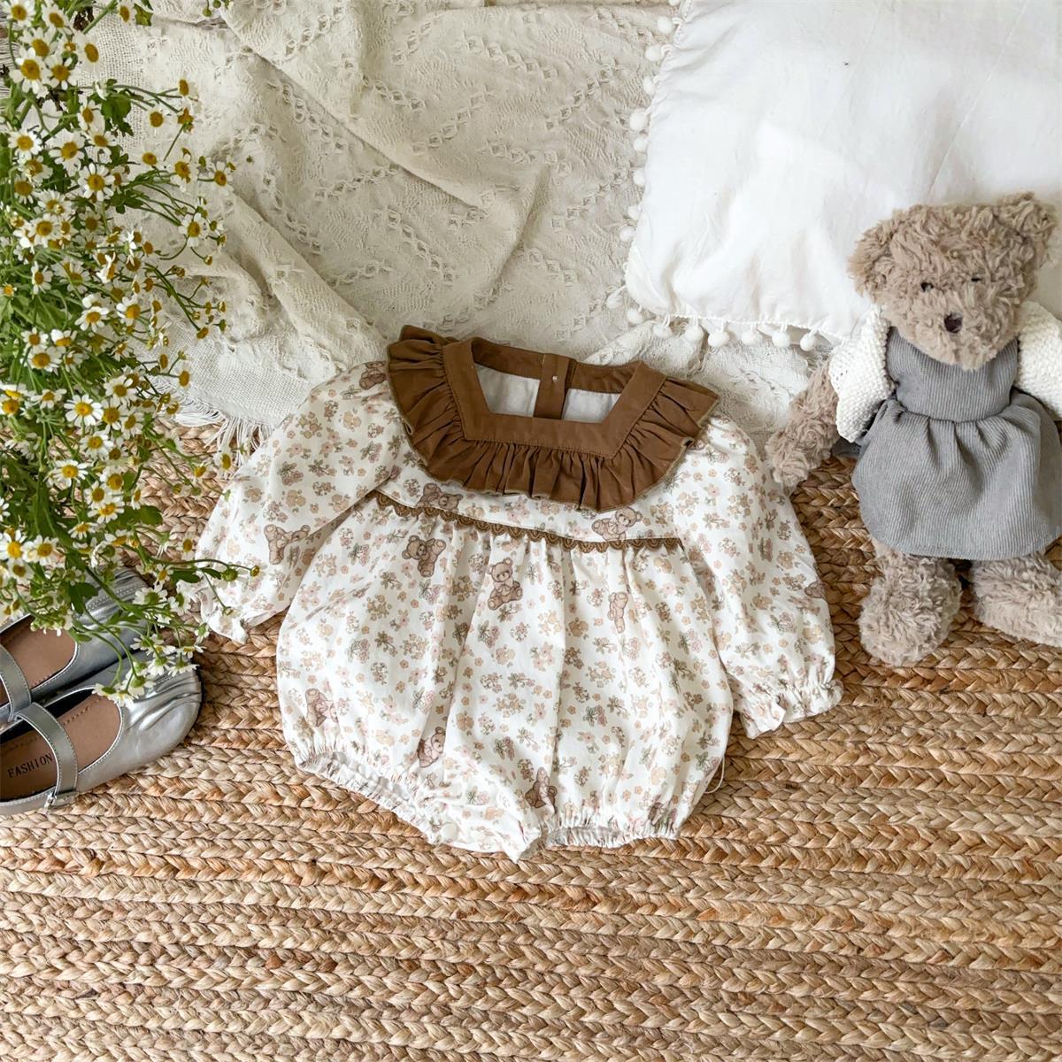 2025 ropa de primavera para niños, moda occidental, flores pequeñas, primavera, nuevo estilo, mampara de bebé con volantes, ropa exterior, ropa de pedo