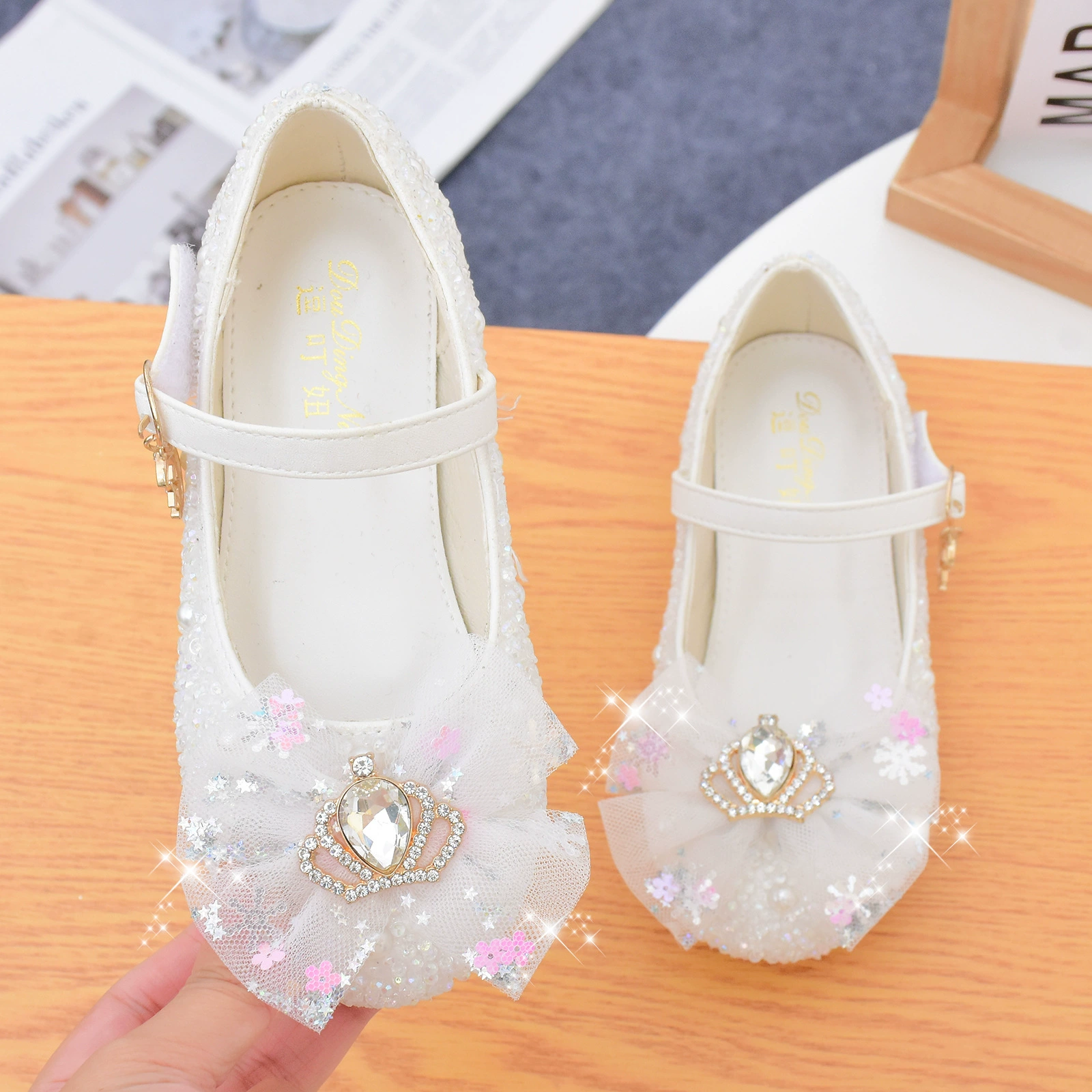 Обувь принцессы для девочек 2022 Весна и осень Новое поступление белые кожаные туфли для маленьких девочек, детская обувь со стразами, обувь для выступлений