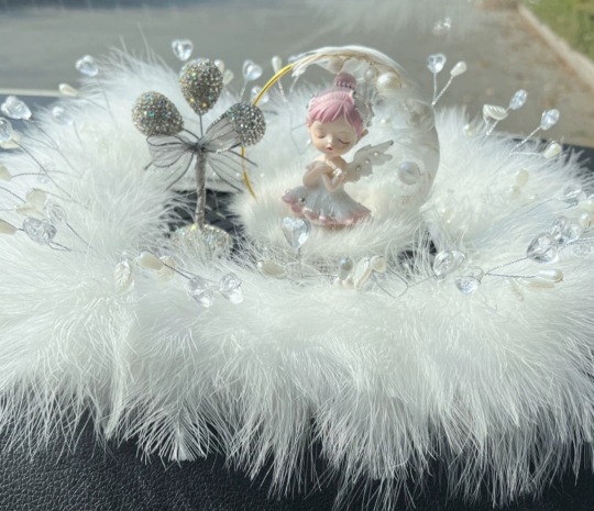 Ocean Girl accesorios de automóviles colchón de plumas rojas en línea pequeño libro rojo recomienda la corona de accesorios de automóviles decoración interior del automóvil