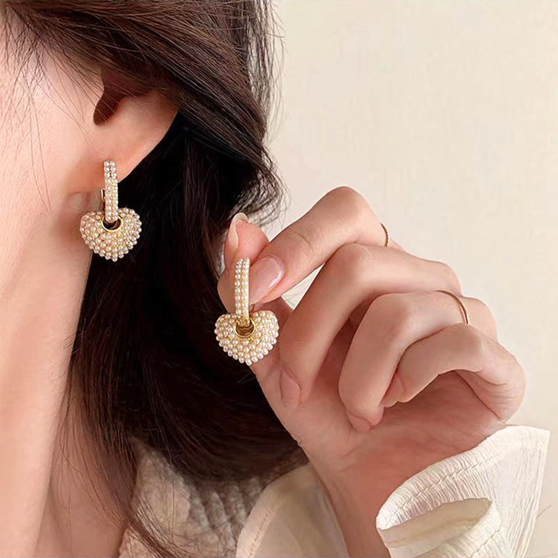 Daily, Street Occasion 1 Pair Elegant Retro Heart Shape Plating Inlay Alloy Artificial Pearls Earrings