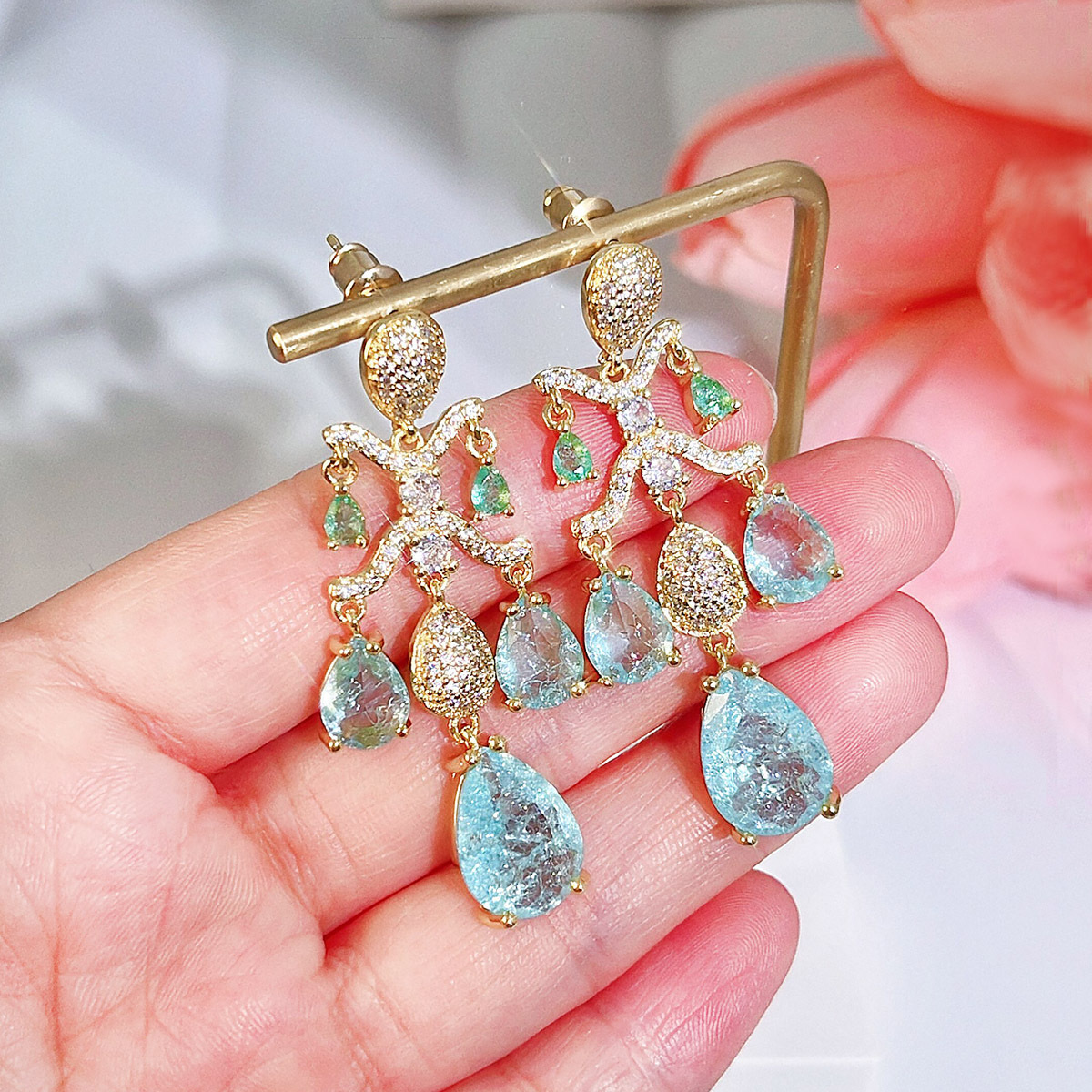 Elegant retro crystal pendant