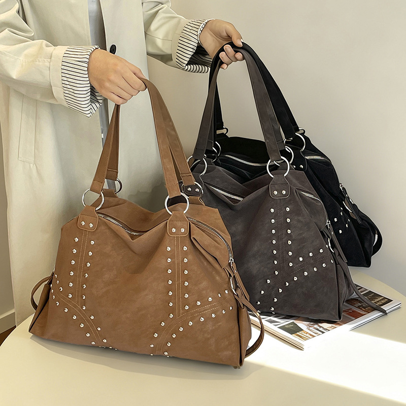 Cross-border retro fashion, unique and trendy tote bag for women, 2026 winter new collection, large capacity, studded shoulder bag, armpit bag