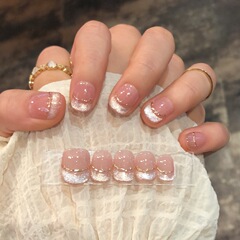 三分糖桃霧手作業で甲片を身に着けています。フランス式の猫の目の裸の色が白く見えます。