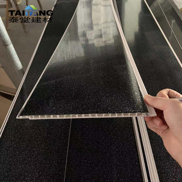 Los fabricantes producen refuerzos de techo de PVC revestidos para exportación y paneles de pared