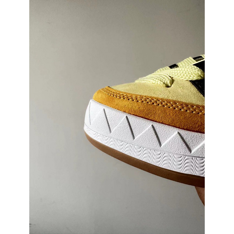 상어 빵 신발 노란색과 검은 색