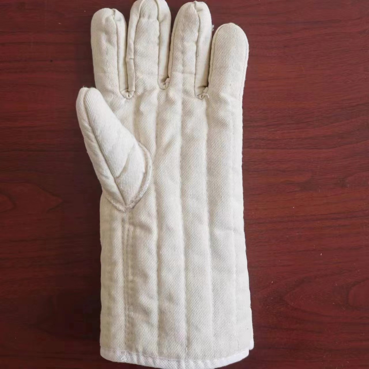 확장된 다섯 손가락 면 두꺼운 장갑 흰색