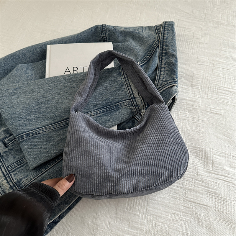 2024 nuevo bolso de axila, bolso de hombro de diseño de personalidad de pana negra retro retro, bolso de luna nueva casual