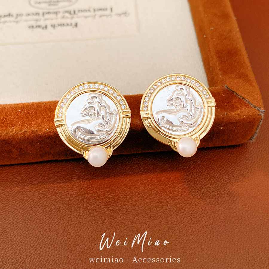 Medieval vintage de piedra de diamante redonda cabeza de caballo perlas pendientes de perla temperamento simple pendientes de lujo ligero de alta sensación de perlas image 4