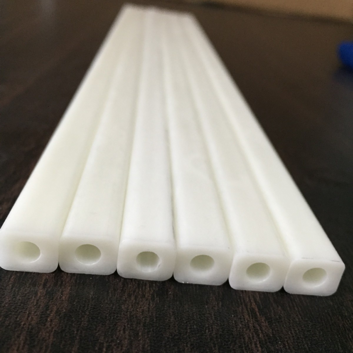 厂家供应玻璃纤维圆管高弹性耐酸碱乳白色玻璃纤维管规格定 制