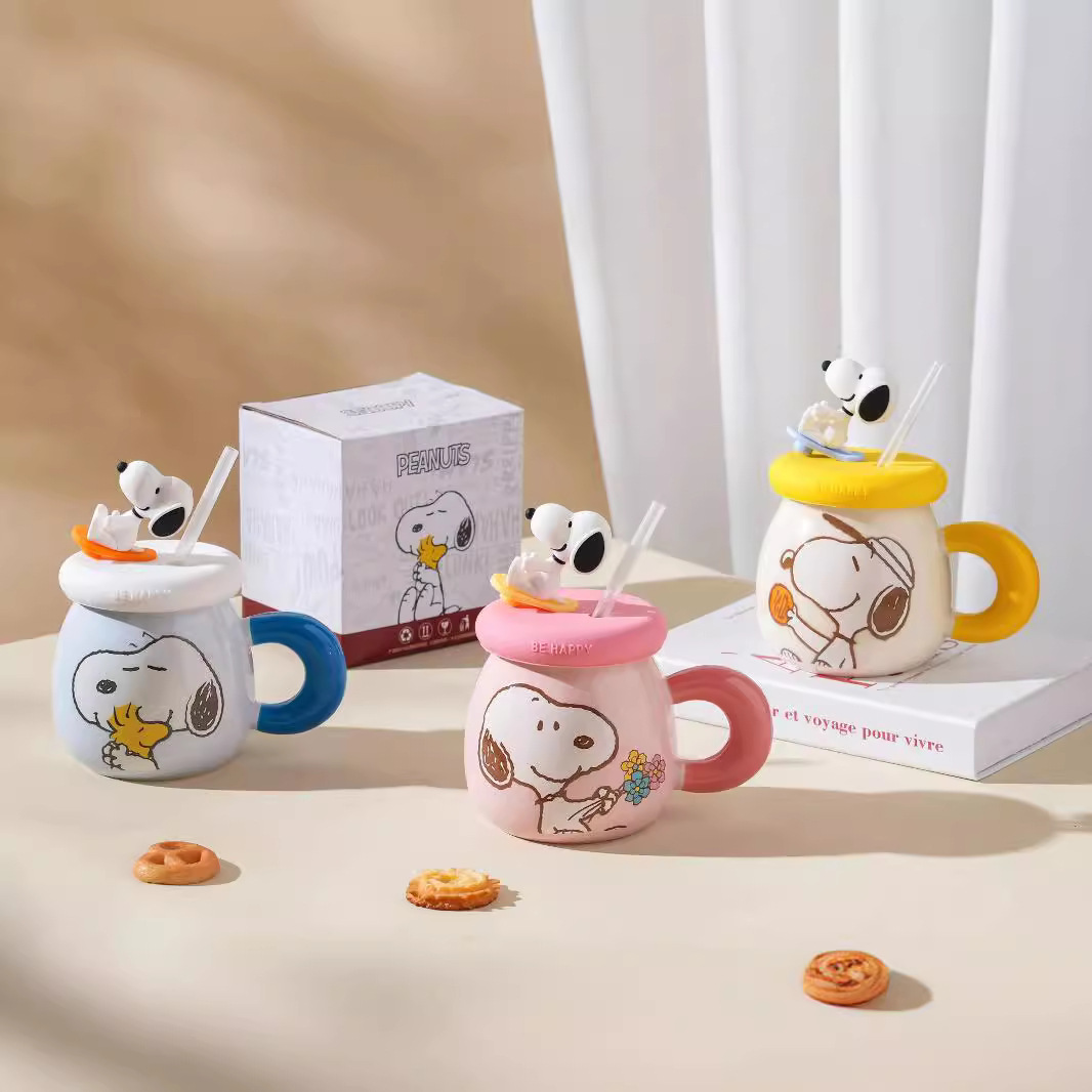 Auténtico Snoopy de alto valor facial, taza de agua de cerámica con taza de cerámica de oficina doméstica con taza de agua de tapa directa
