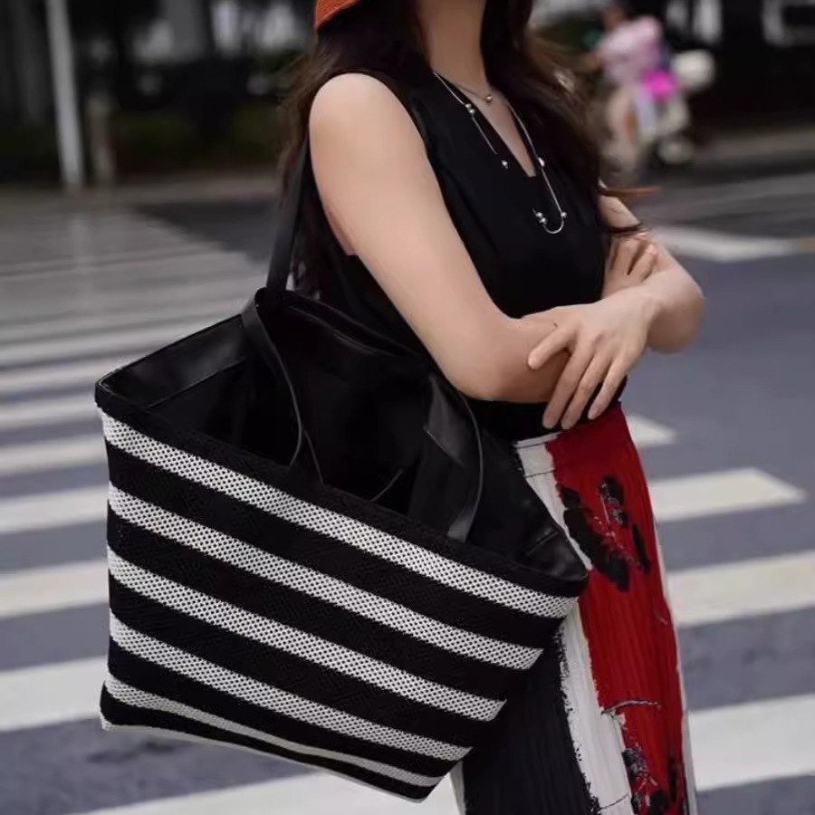 High end black and white striped tote woven large capacity single shoulder women's lazy style lightweight vacation_voghion.com