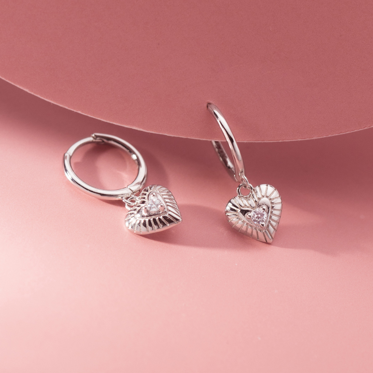 Eloch s925 plata esterlina mono diamante amor auriculares ins viento temperamento dulce joyas de orejas en forma de corazón para mujeres M03668