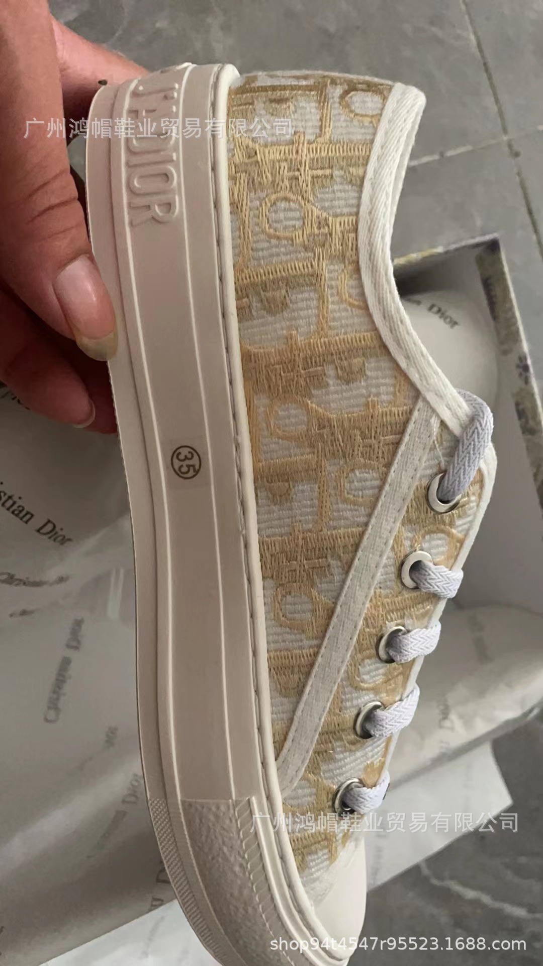 2024 Estación europea Primavera Nuevo estilo Bordado Alfabeto D Hogar Mujer Trendy ins Todo fósforo nicho Otoño Zapatos de lona plana Fondo plano