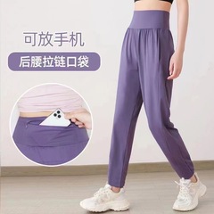 春と秋のスポーツパンツはゆったりしていて、やせています。
