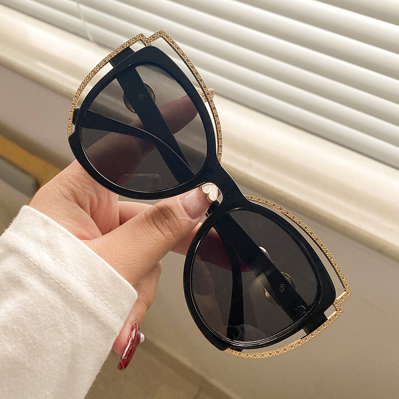 2022 nuevas gafas de sol europeas y americanas de las mujeres de alto grado ins CAT EYE marco pequeño gafas de sol blancas protección solar 98316