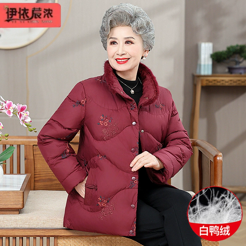 Короткий Зимний пуховик для бабушки, пальто для женщин среднего и пожилого возраста, 60-80 лет, куртка на утином пуху с вышивкой, теплая и устойчивая к холоду