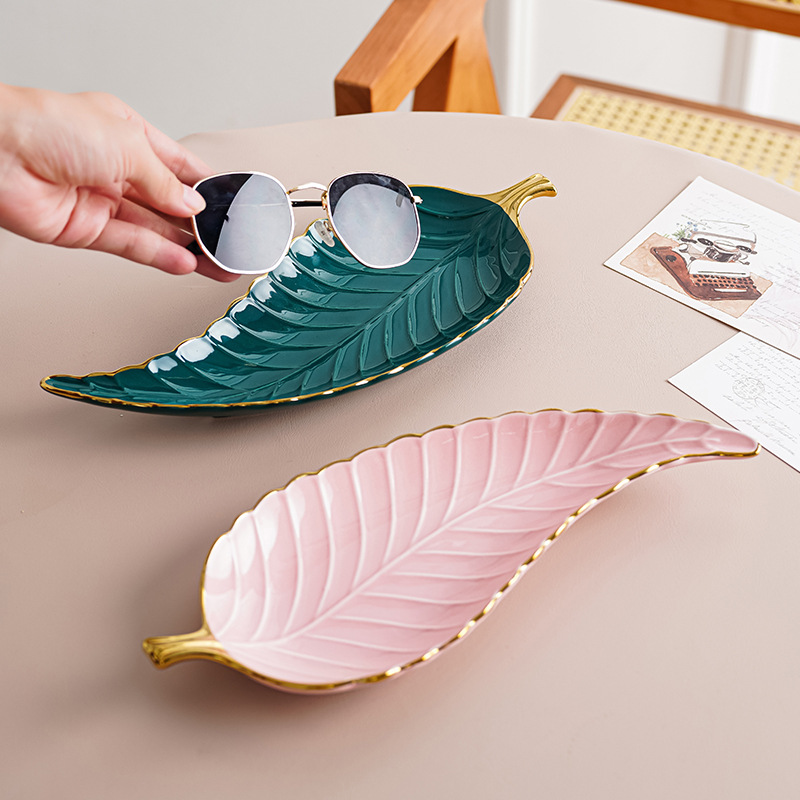 Nórdico ins hoja decorativa placa de cerámica de oro borde merienda plato de fruta almacenamiento en el hogar Decoración joyería bandeja