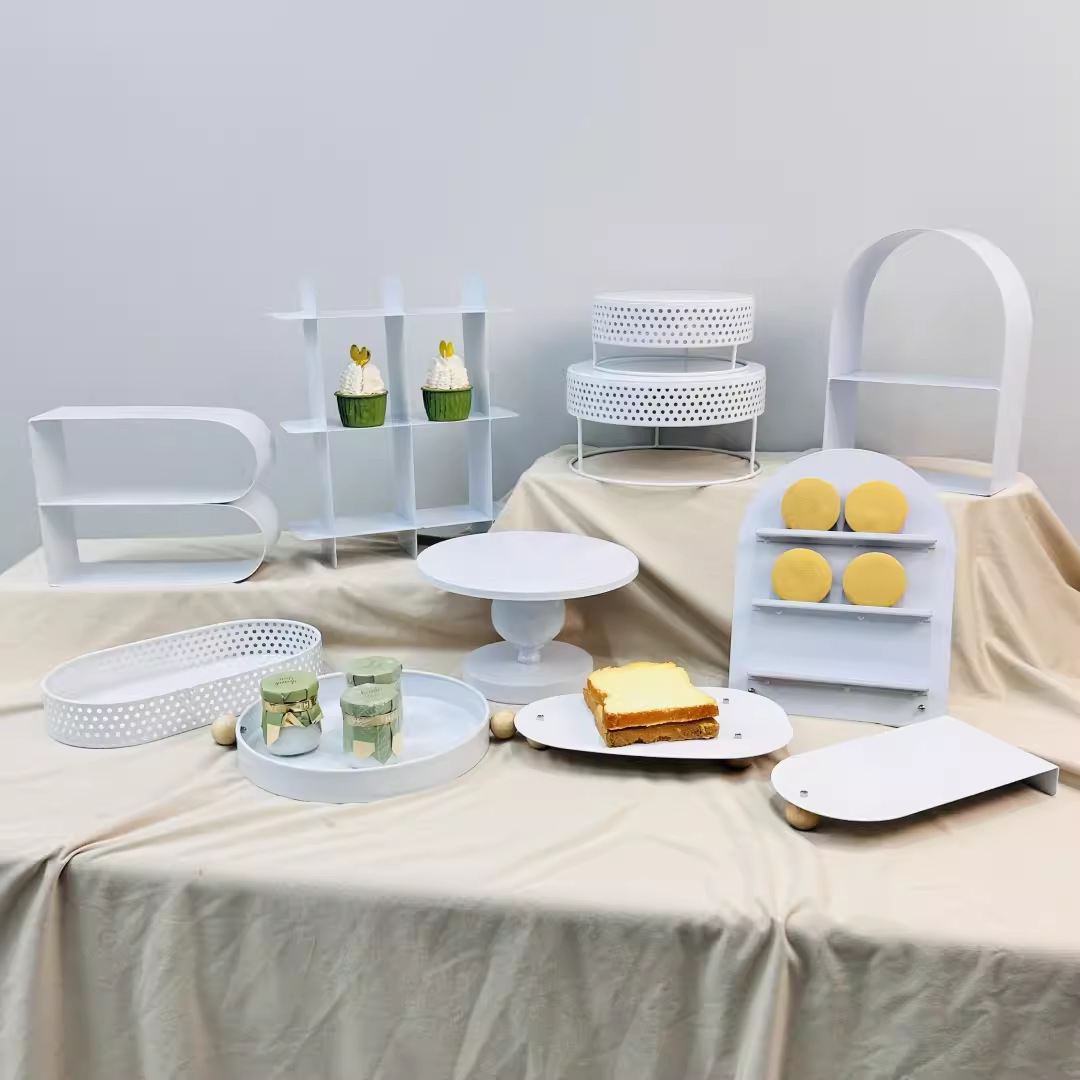 Tabla de postres de estilo blanco decoración estante de exhibición de bodas decoración estante de pastel de cumpleaños bandeja de refrigerio de hierro forjado