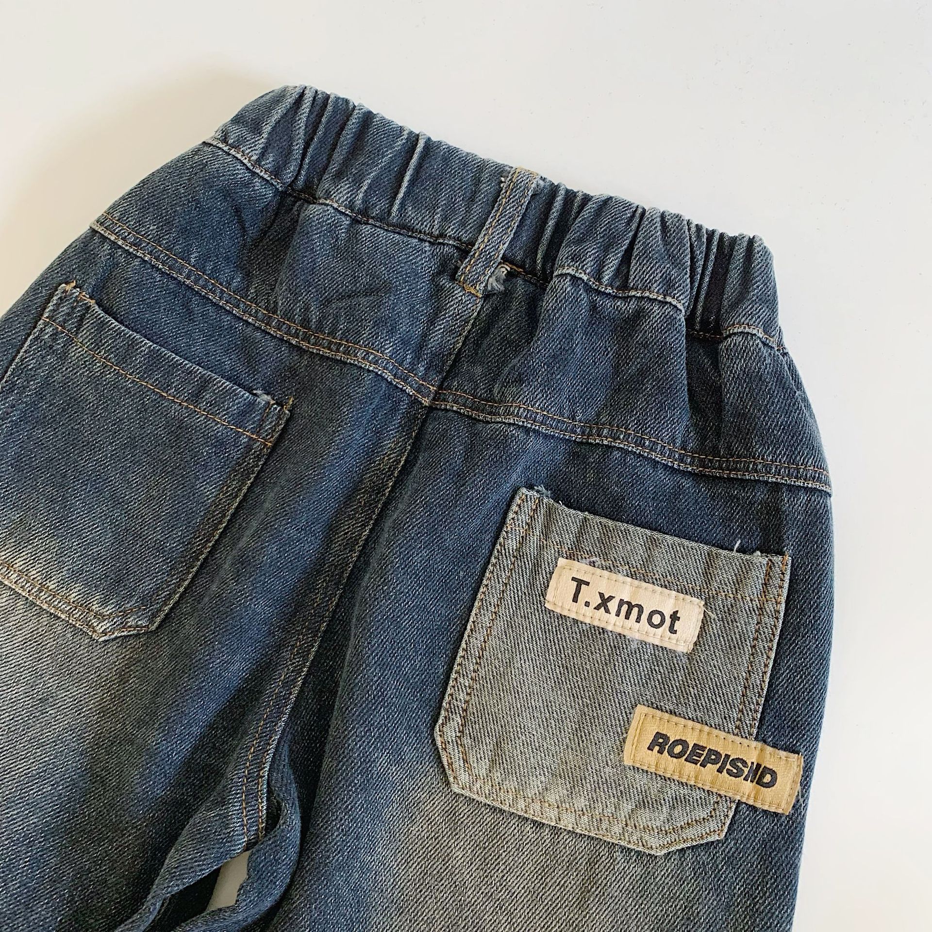 Jeans infantiles Mai Bao de primavera y otoño de 2025, nuevos productos para niños, pantalones casuales de bolsillo de dos colores coreanos, pantalones largos de estilo exterior.