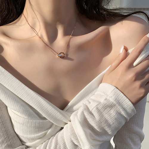 Titanium steel necklace for women, Korean-style, with Roman numeral double-ring pendant—trendy Instagram-inspired diamond-studded clavicle chain featuring a uniquely designed statement neckpiece.