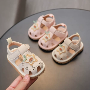 Летние детские мультяшные милые тапочки в стиле Crocs для девочек для раннего возраста, лето 2025 года, мягкая подошва