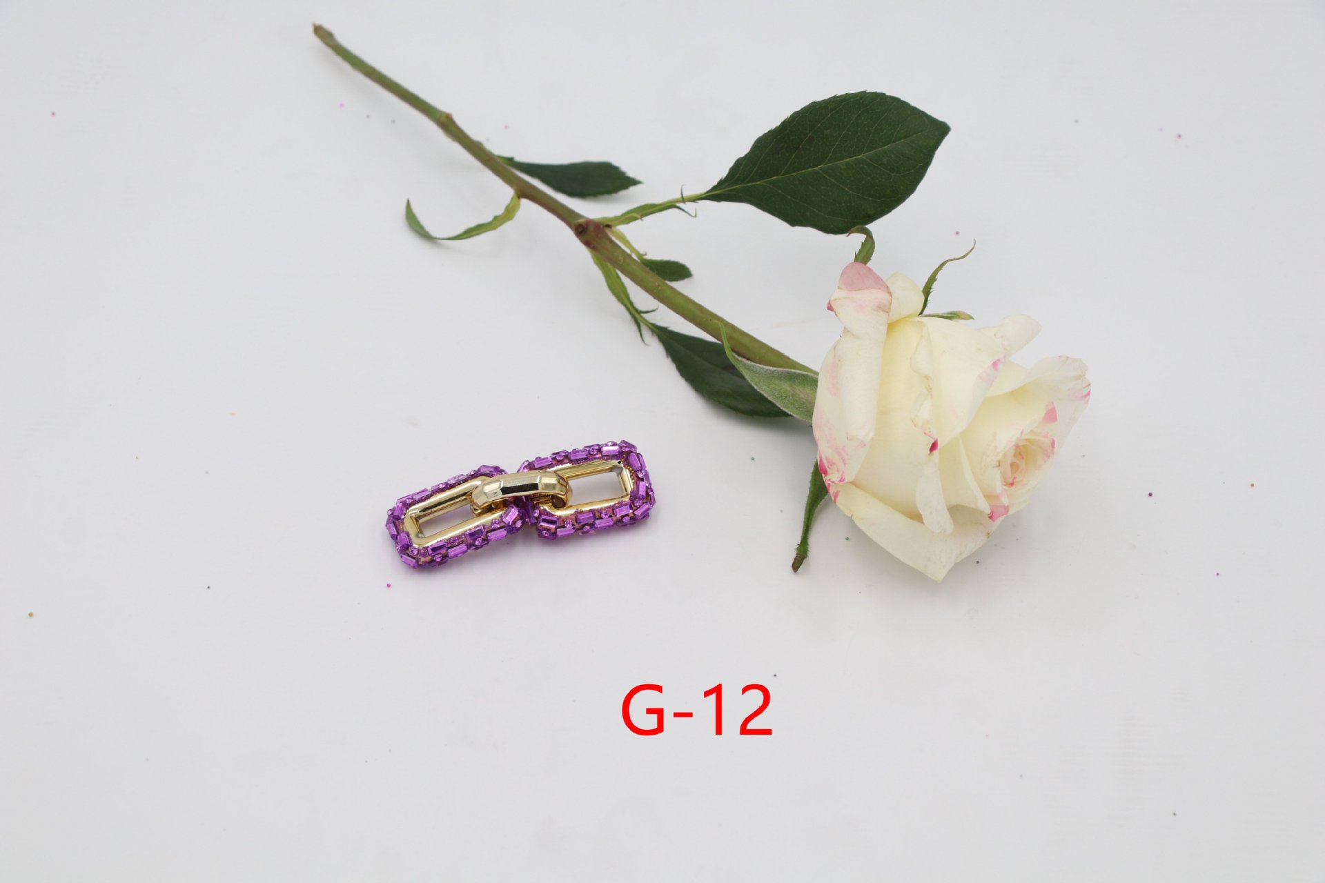 Orecchini pendenti a catena con diamanti geometrici_voghion.com