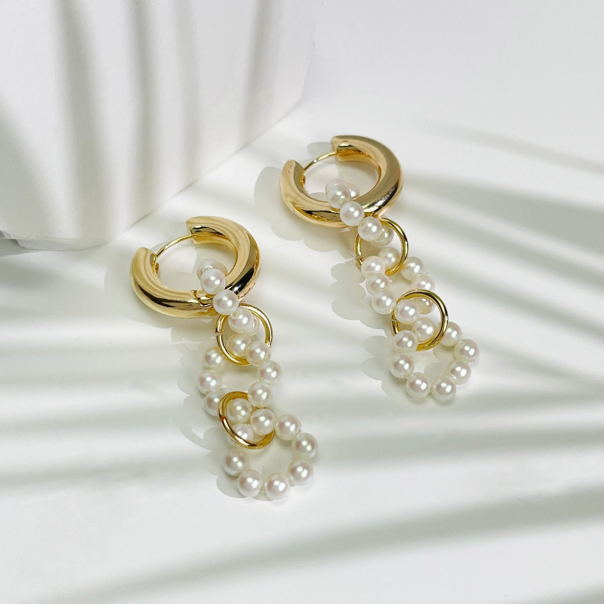 Fashion Pearl Tassel Earrings Retro Pearl Circle Interlocking Copper Earrings display picture 5