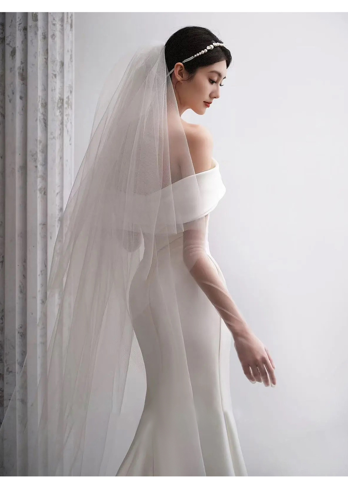 Elegante abito da sposa a sirena in raso con scollatura a spalle scoperte e strascico staccabile: abito da sposa senza tempo per spose moderne_voghion.com