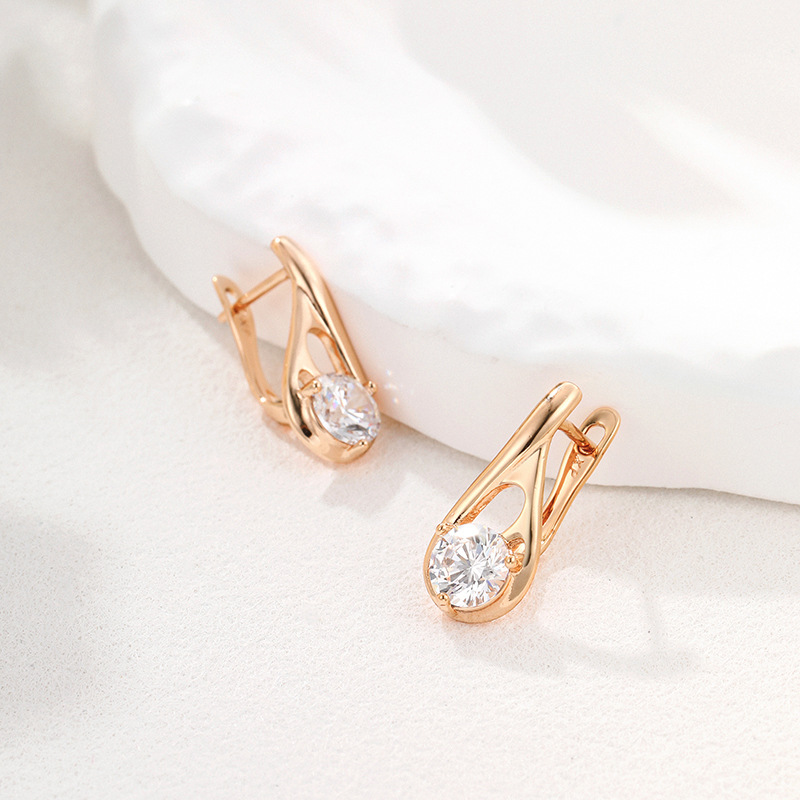 Xuping Russia en forma de D hebilla de oreja cobre chapado en oro moda exquisitos pendientes de circón ligero lujo de alta calidad pendientes mujeres