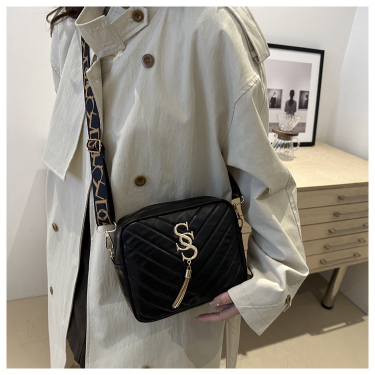 A stylish Korean-style wide shoulder strap small bag for women in the autumn of 2024, a niche design and versatile camera bag, an ins crossbody small square bag undefined