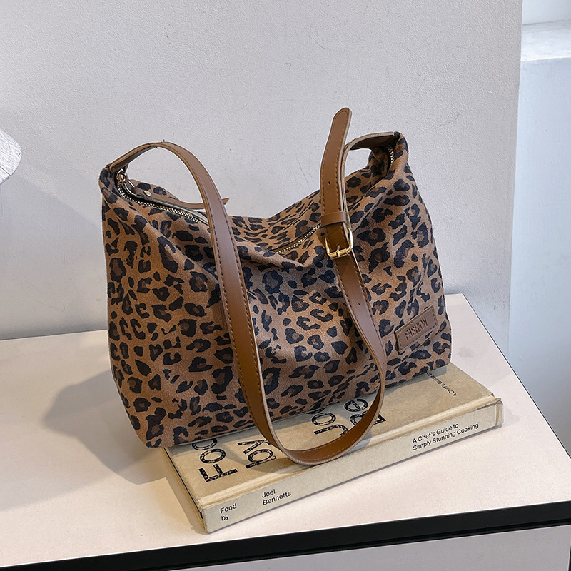 Bolsa de mujer retro de alto nivel esmaltado con patrón de leopardo de alto valor, bolsa de viaje inclinada, bolso de hombro bajo la braza del viento.