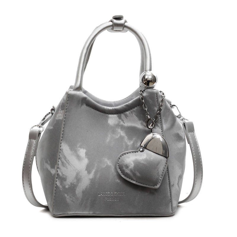 Nicho de diseño de bolsas de cubo de mano para mujeres 2025 nuevo estilo coreano bolso de hombro universal de moda retro bolso de mochila