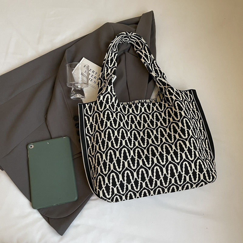 Knitted bags are fashionable and versatile. Knitted tote handbags are new large-capacity shopping bags for women. Single-shoulder bags are new for office workers undefined