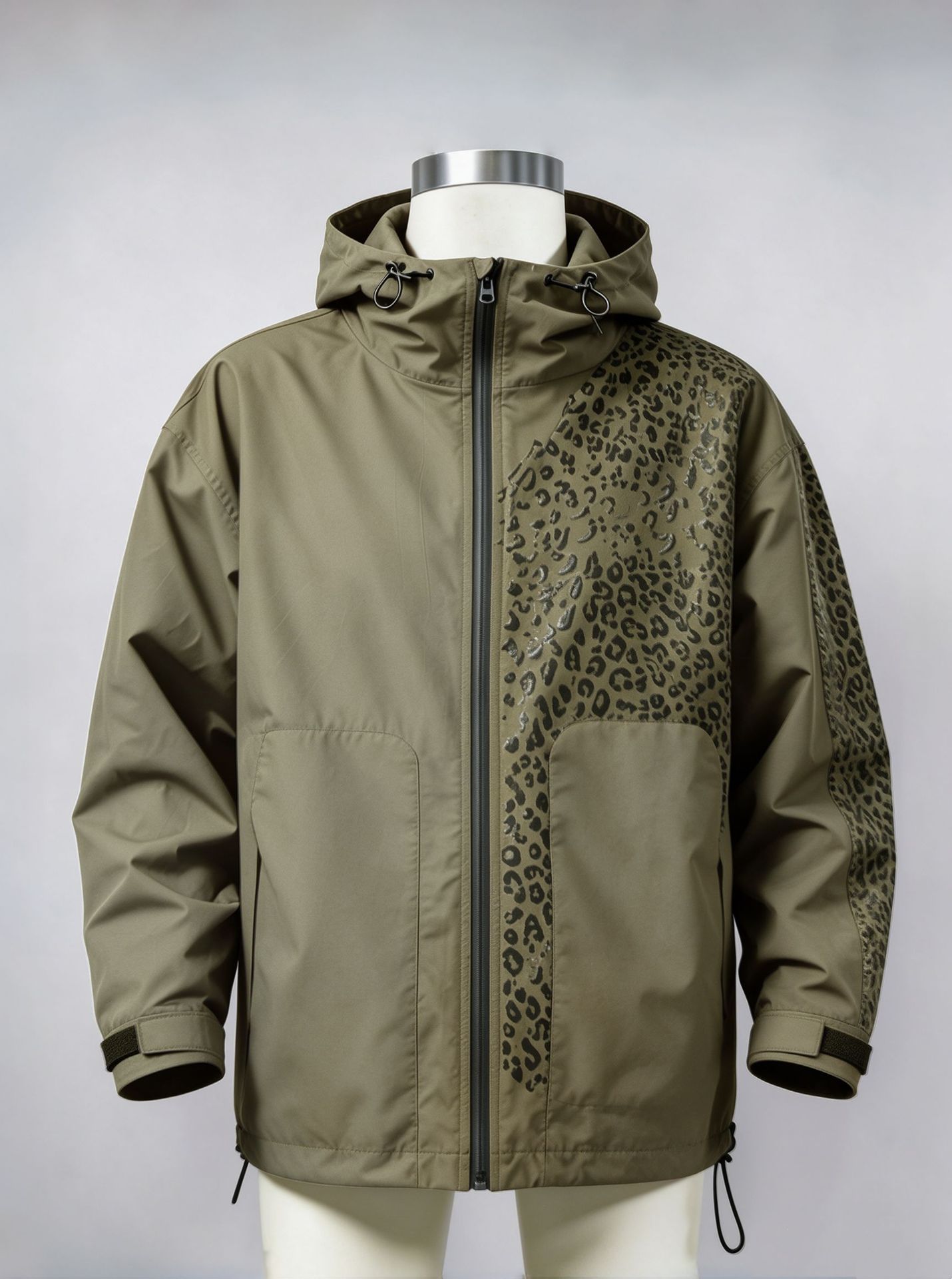 Kişi su ilə rəng dəyişən, leopard printli kapüşonlu gödəkçə