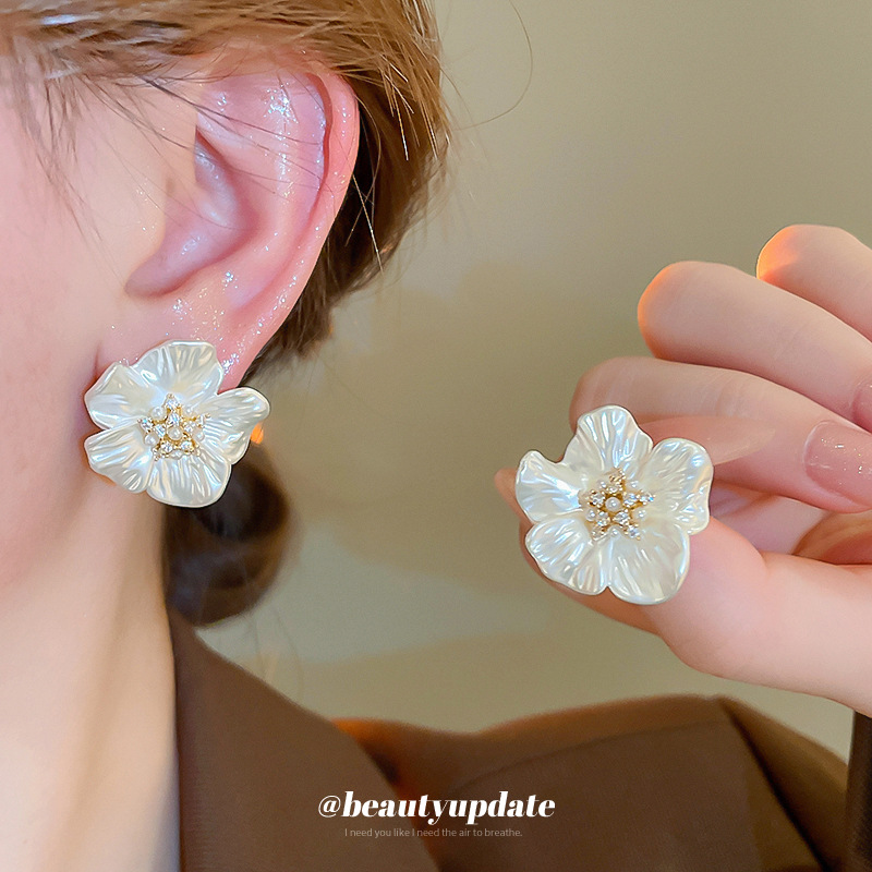 Agujas de plata galvanizadas en oro real Pendientes de flores de diamantes suaves Pendientes de temperamento de moda de lujo ligero Pendientes de alta gama hermosas mujeres