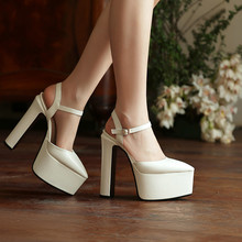 尖头包头女凉鞋夏季漆皮防水台厚底粗跟高跟一字带后空舞台表演鞋