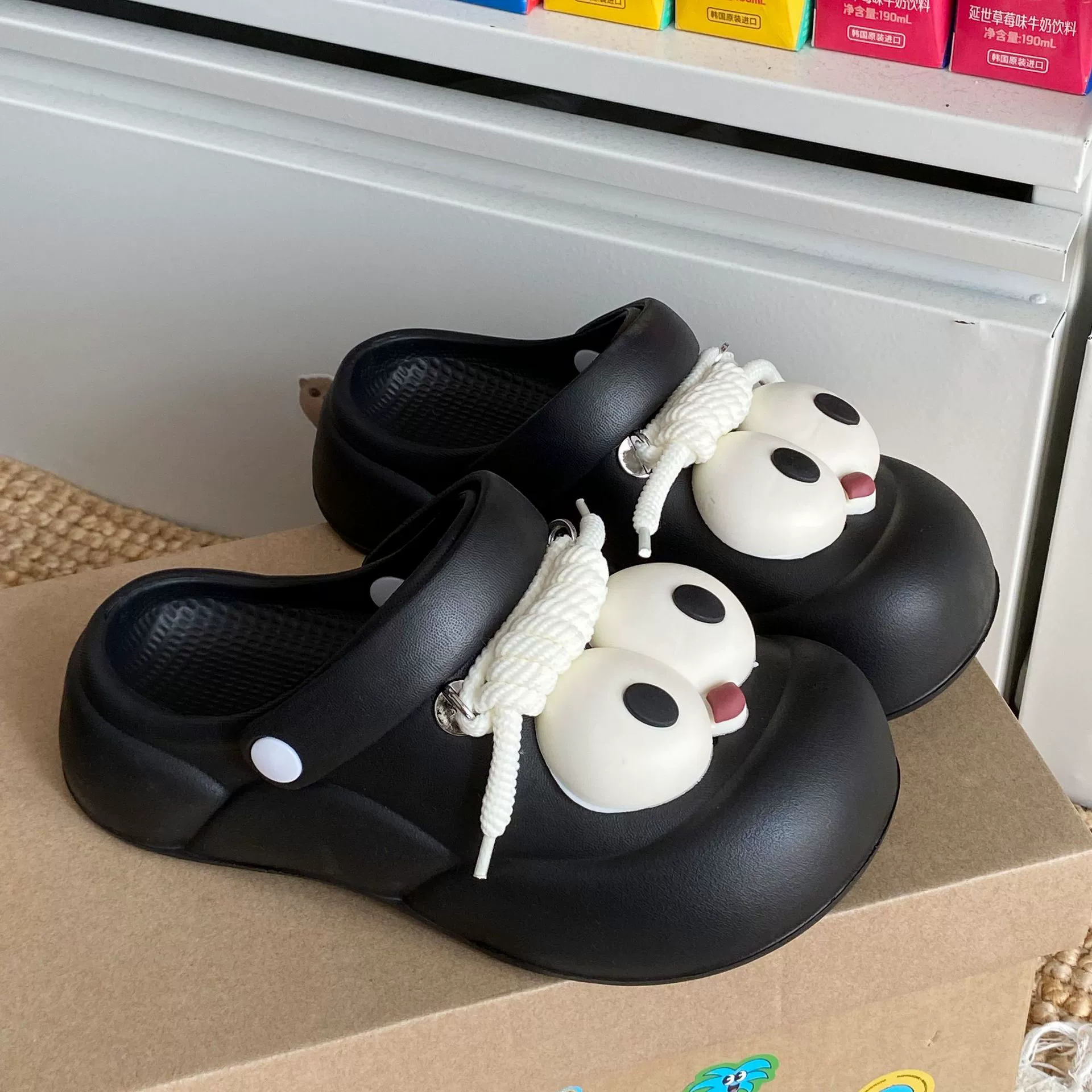 Женские пещерные туфли летом носят милые большие глаза и большие глаза.