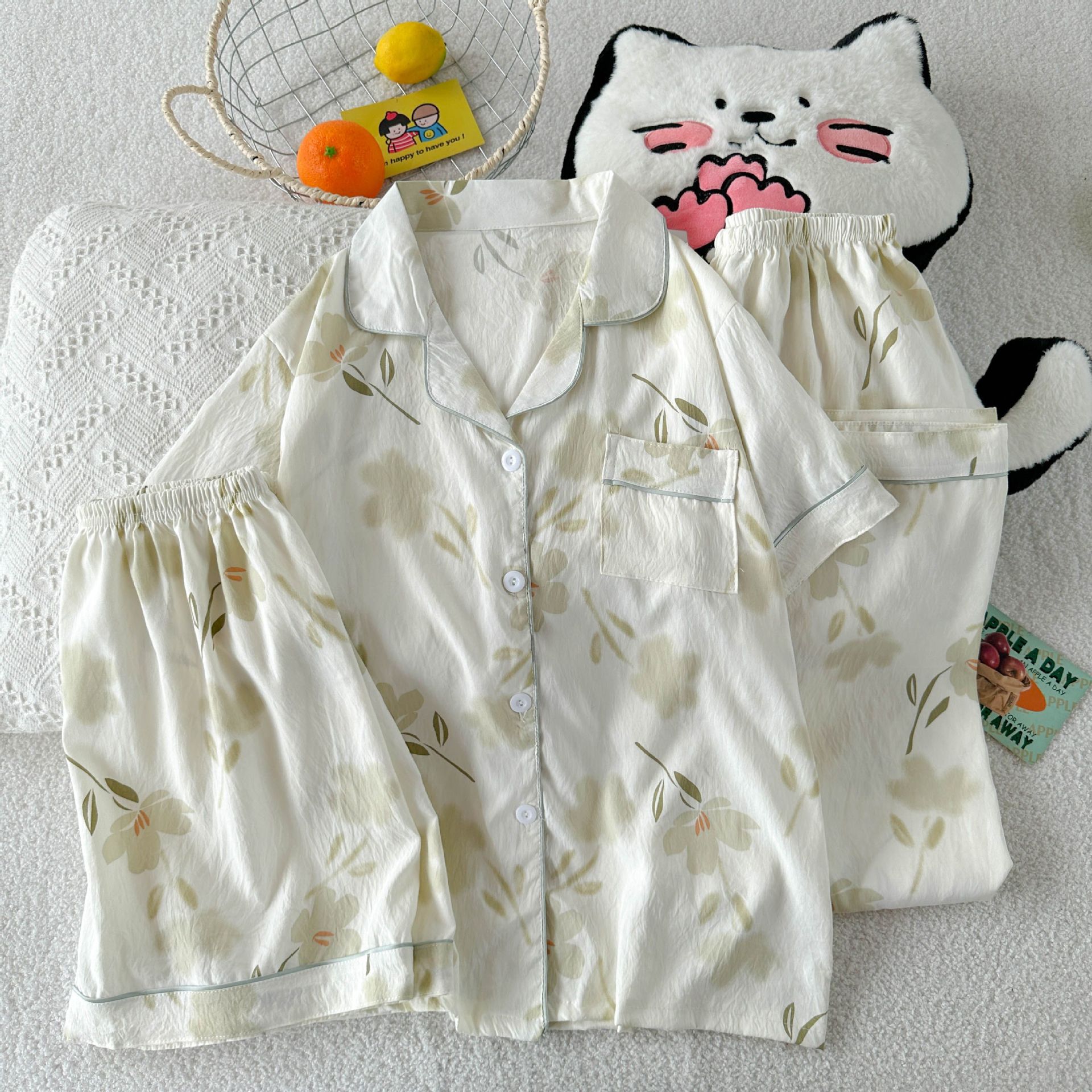 Al por mayor transfronterizo nuevo pijama de mujer tres piezas cardigan con solapa mangas cortas pantalones cortos KT gato dibujos animados cubierta de ropa doméstica