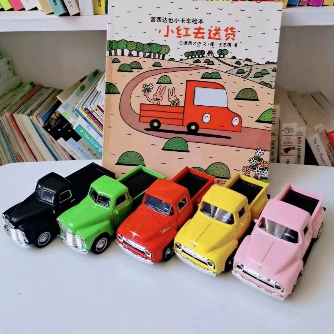 Красный грузовик, металлический транспорт, игрушечная машина