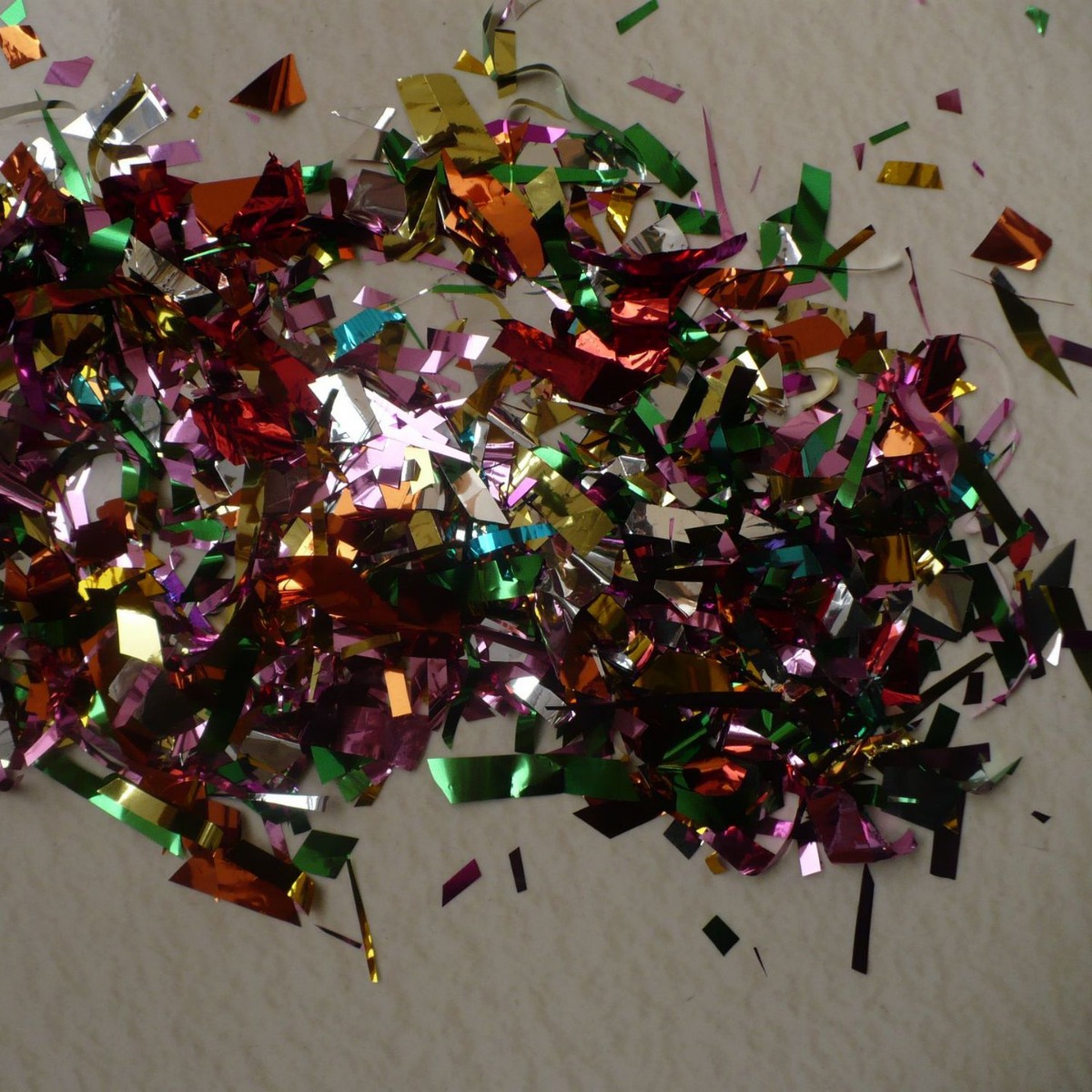 扁形塑料镭射梅红纸丝彩虹纸剪细彩丝碎纸亮线金银块状条状铝箔片